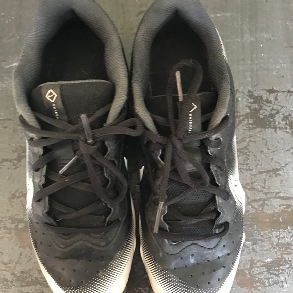 Youth baseball cleats size 6 - Picture 1 of 3